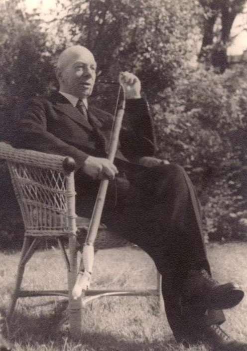  Foto von P. Dittmann: Ein Mann. Sitzend. Eine Tabakpfeife rauchend. 